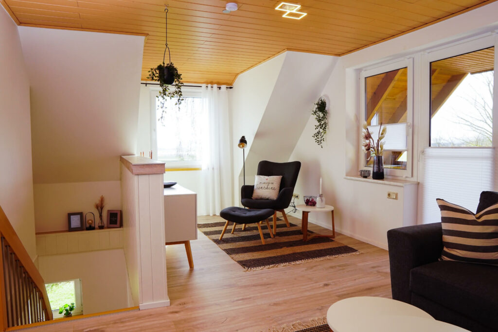 Ferienwohnung Urlaub Einbeck Stieler Fotografie 3 Ferienwohnung Urlaub Einbeck Wohnzimmer Sessel Treppe Business Stieler Fotografie
