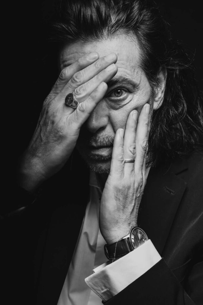 Portrait Mann lange Haare Ring schwarz weiß Stieler Fotografie