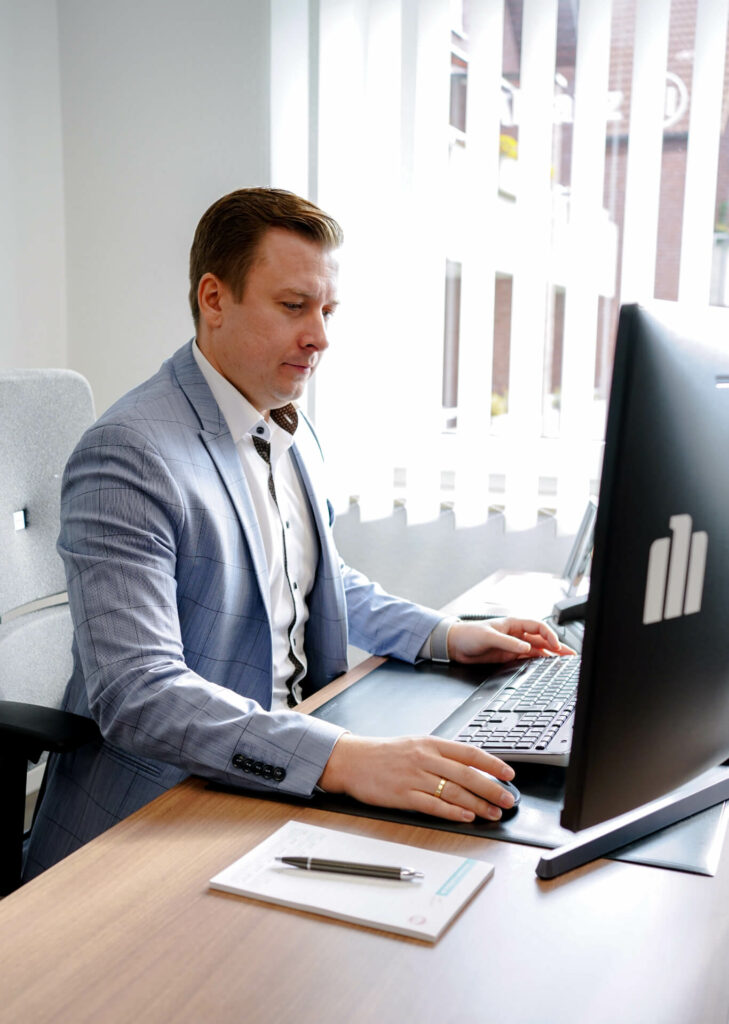 Stieler Fotografie Präger Business Corporate Allianz 1 Mann arbeit Büro Bildschirm Business Corporate Allianz Mitarbeiter Inhaber Anzug Chef Stieler Fotografie