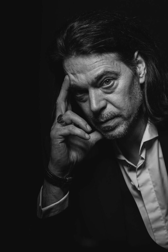 Portrait Mann Denker lange Haare schwarz weiß Stieler Fotografie